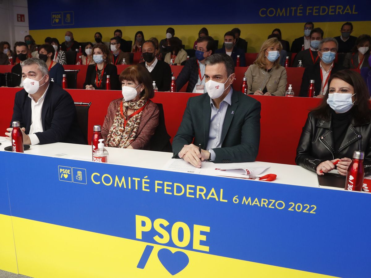 Foto: El presidente del Gobierno y secretario general de los socialistas, Pedro Sánchez (2d), durante el comité federal del PSOE. (EFE/Emilio Naranjo)