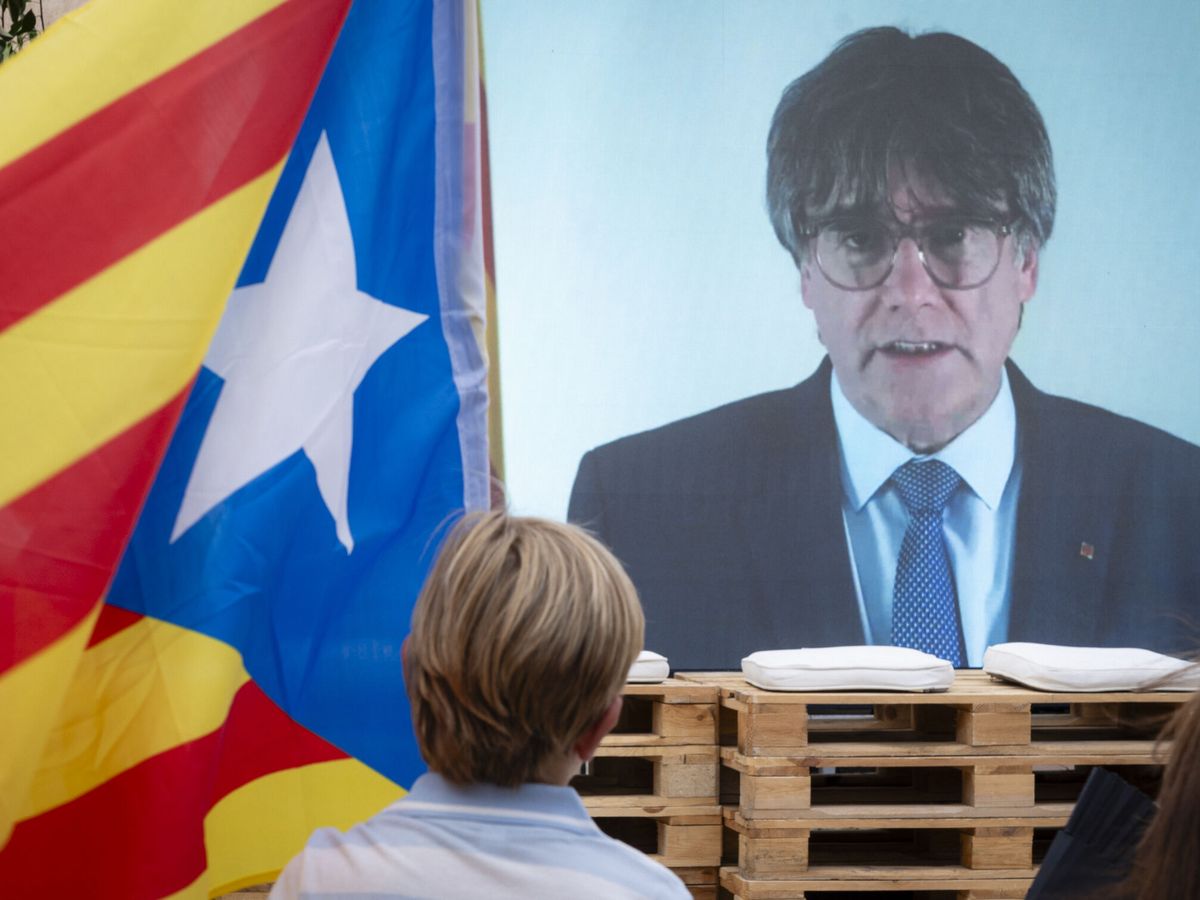 Foto: Puigdemont en un mitin a distancia en la campaña electoral. (EFE/David Borrat)