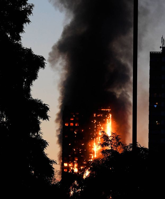 Foto: Humo y llamas en la torre Grenfell, en Londres. (Reuters)