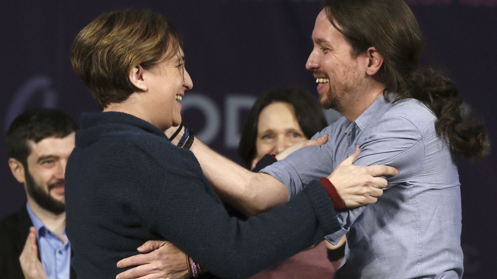 Foto: El líder de Podemos y candidato a la Presidencia del Gobierno, Pablo Iglesias junto a la alcaldesa de Barcelona, Ada Colau, en un acto en Madrid. (Efe) 