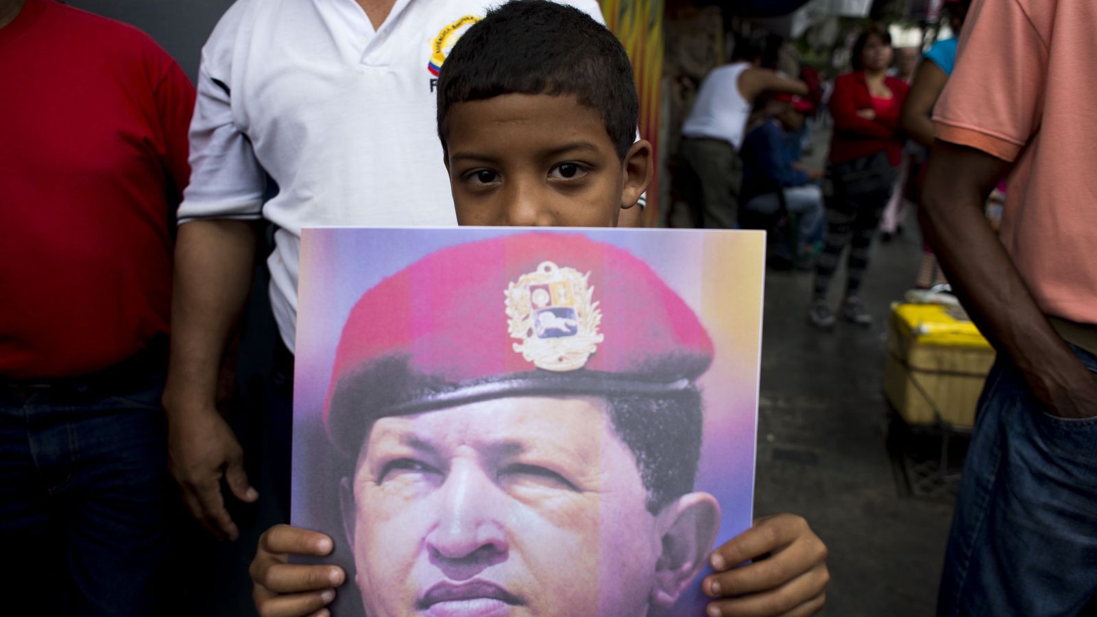 Foto: Un niño sostiene una imagen del fallecido Hugo Chávez. (EFE)