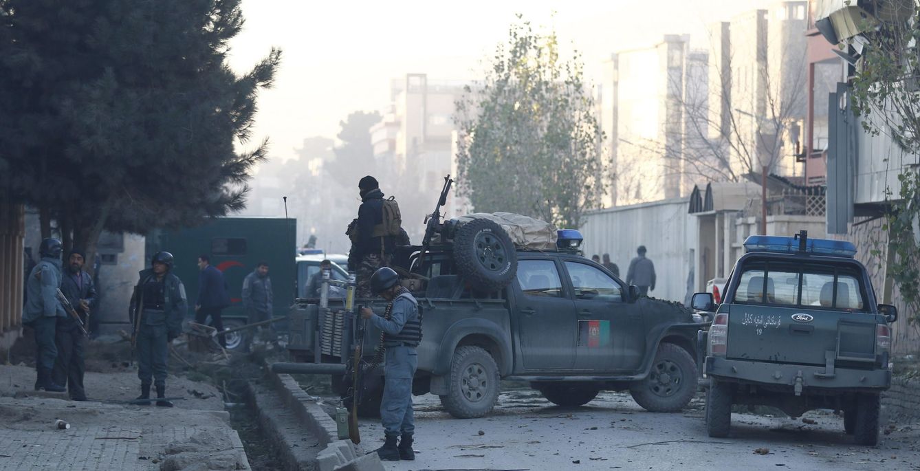 Agentes afganos inspeccionan el escenario del ataque. (EFE)