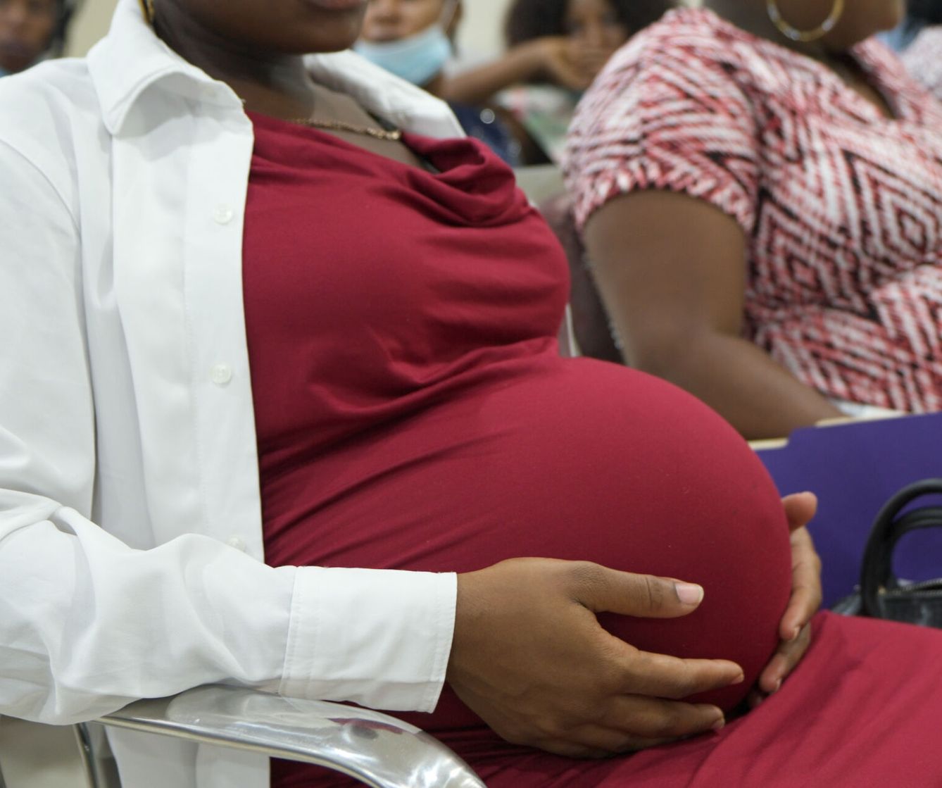 Fotografía cedida por el Fondo de Población de Naciones Unidas de mujeres en estado de embarazo en la ciudad de Santo Domingo (República Dominicana)