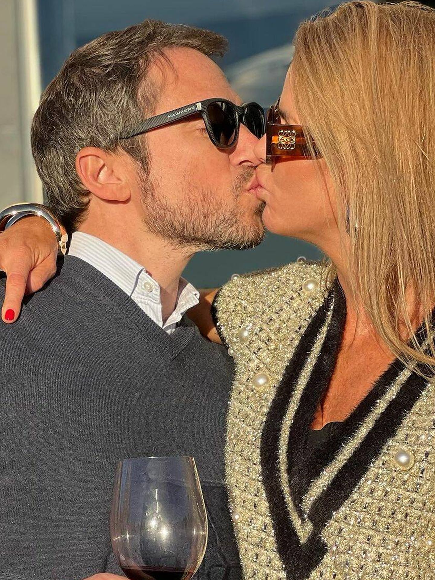 Amelia Bono y su marido se comen a besos. (Instagram/@ameliabono)