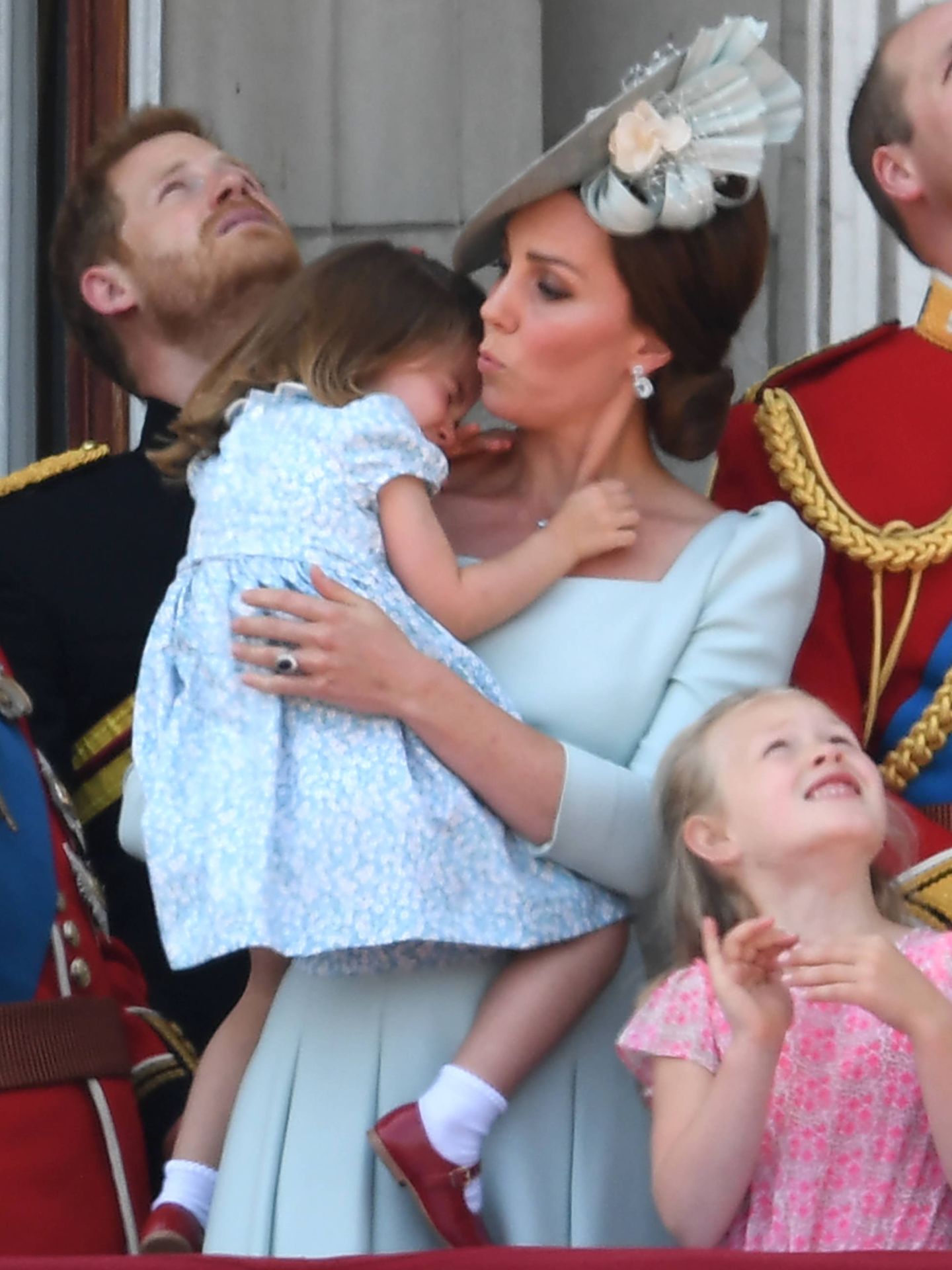 Kate Middleton calma a su hija en plena exhibición aérea. (Gtres)