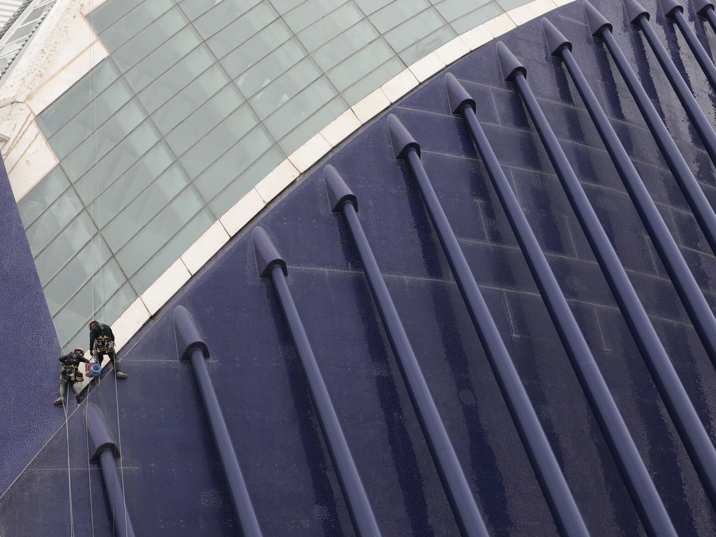 Dos operarios limpian el Ágora de Calatrava para su inauguración. (EFE/Ana Escobar)
