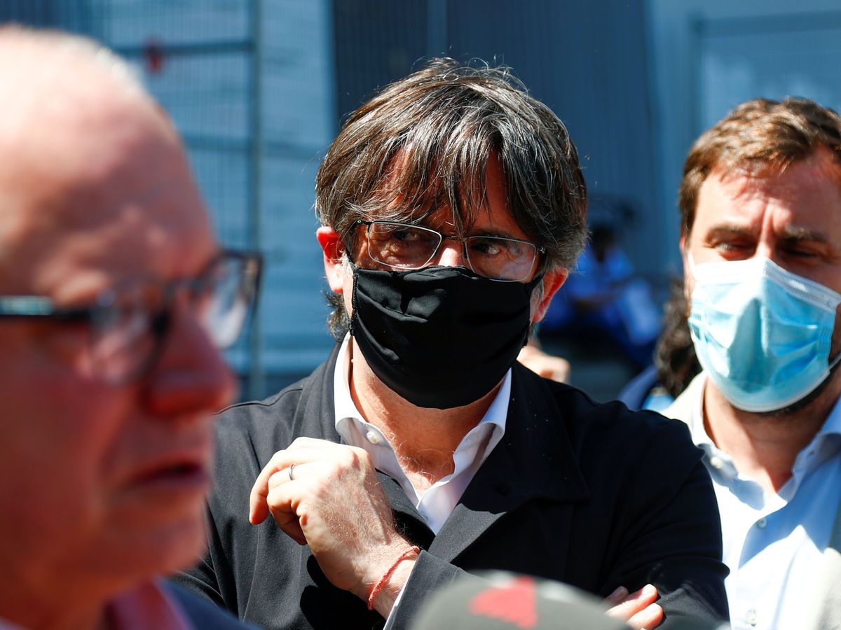 Foto: El 'expresident' Carles Puigdemont (c), junto a Toni Comín (d). (Reuters)