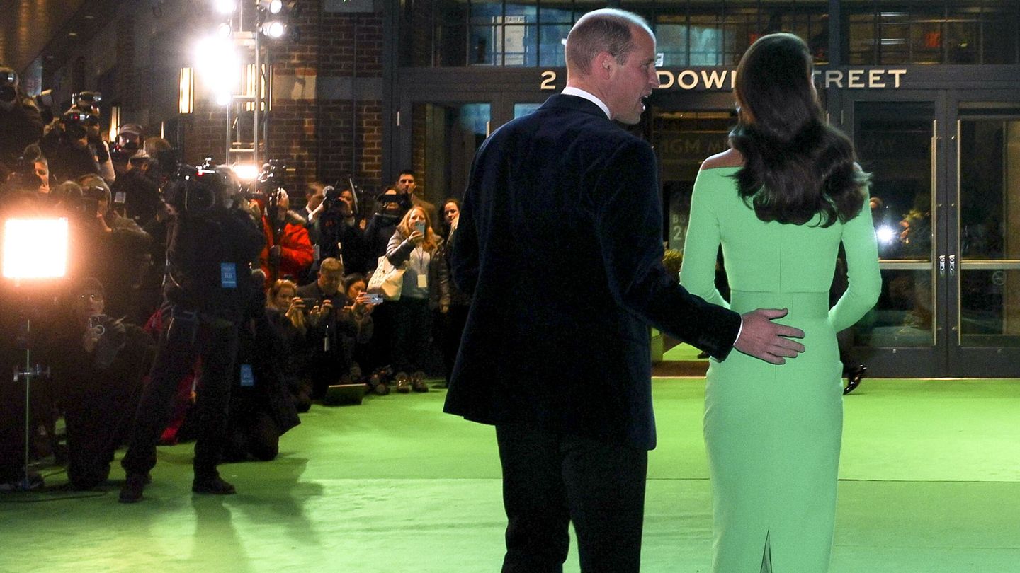 El príncipe y la princesa de Gales, conversando a su llegada al MGM Music Hall de Boston. (EFE/BRIAN SNYDER/POOL)