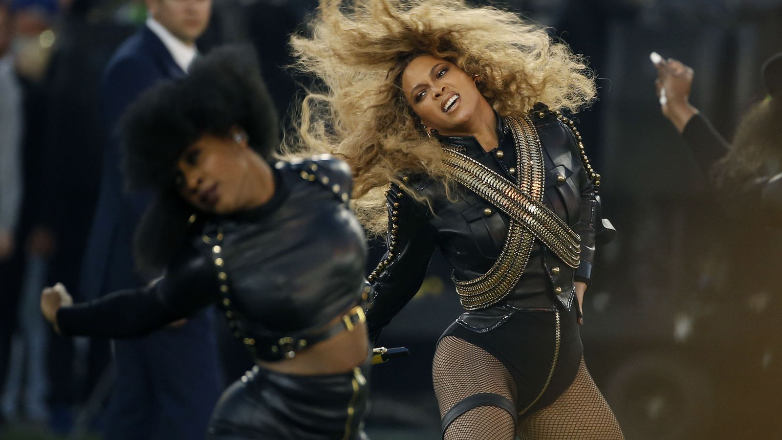 Foto: Beyoncé volvió a sorprender con sus sensuales movimientos interpretando 'Formation' en la Super Bowl