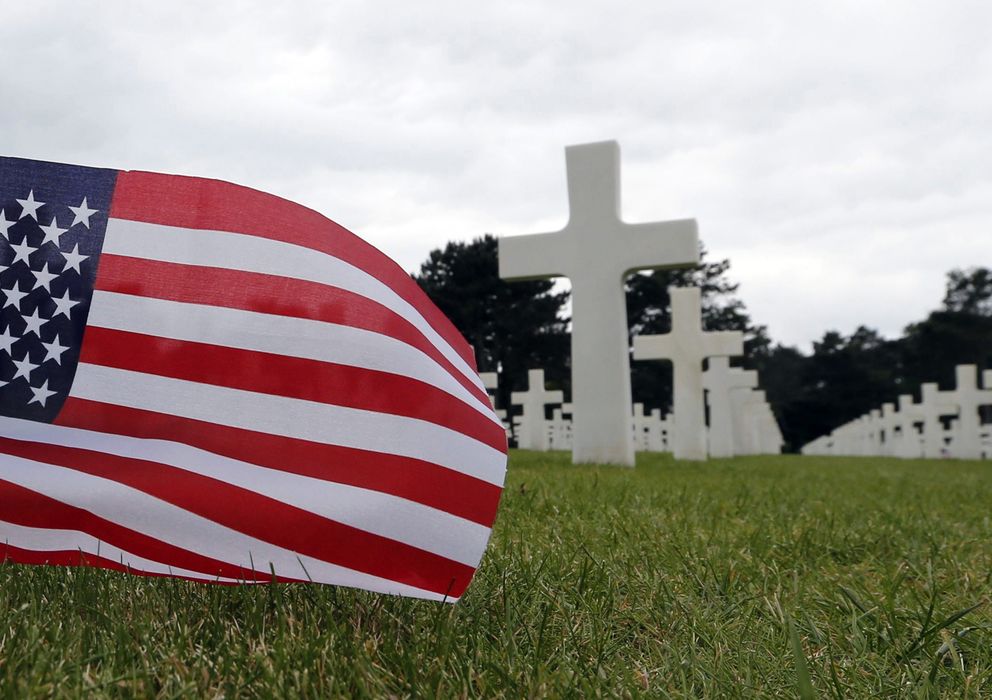Foto: Una bandera estadounidense ante las tumbas de soldados norteamericanos caídos en el Día D, en el Cementerio Estadounidense de Normandía (Reuters)