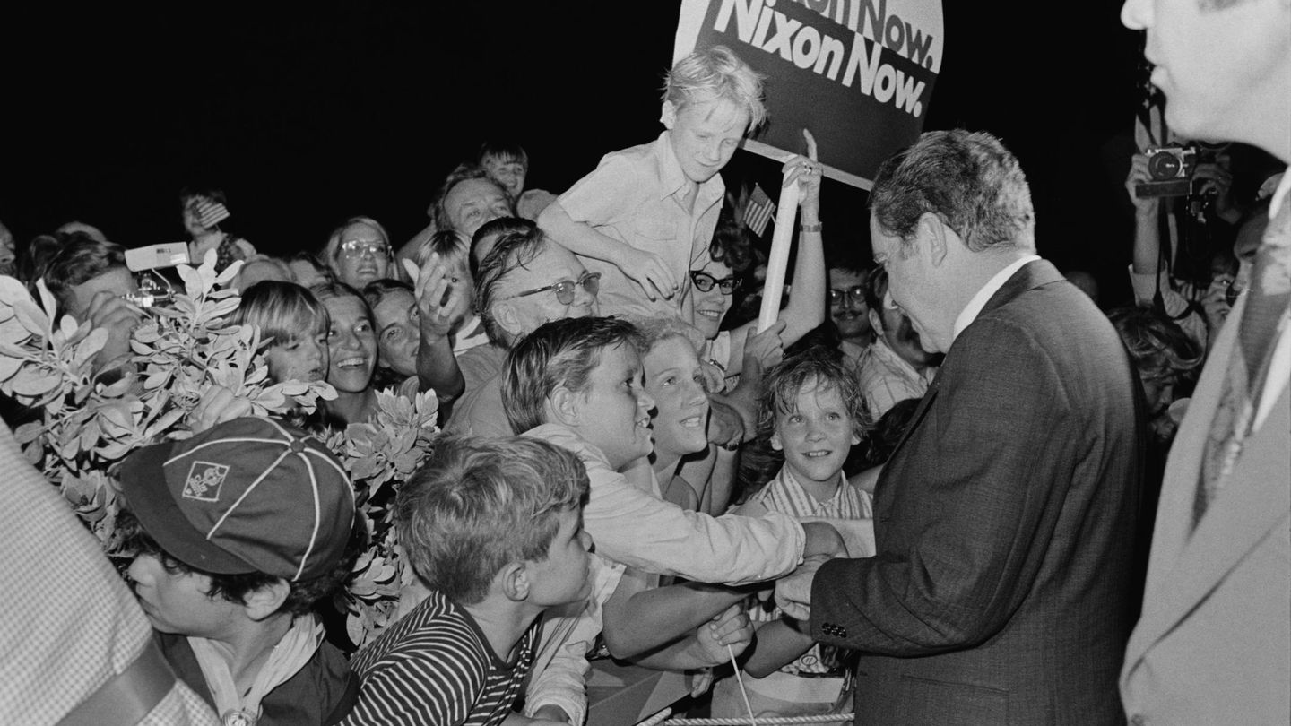 Richard Nixon saluda a los niños congregados para verle a su llegada a Cayo Vizcaíno, Florida, el 8 de noviembre de 1972. (EFE)
