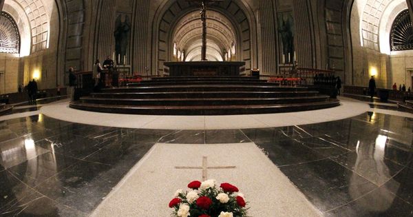 Foto: Imagen de archivo del 3 de diciembre de 2011 de la sepultura de Francisco Franco en el interior de la Basílica de la Santa Cruz del Valle de Los Caídos. (EFE)