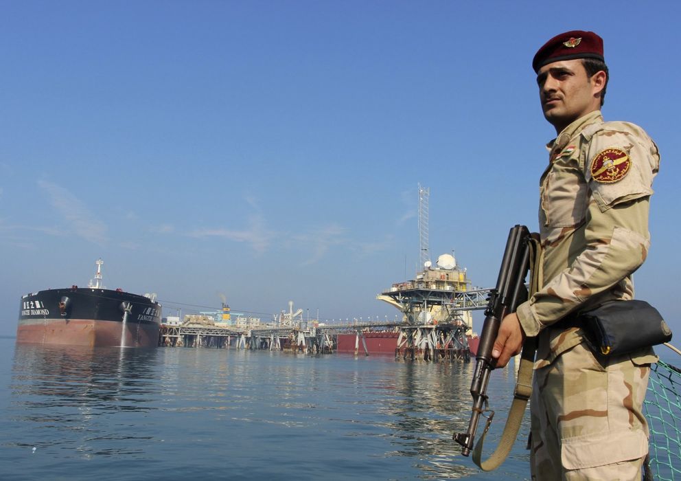 Foto: Un soldado iraquí custodia una plataforma petrolífera en Al Basra (Reuters).