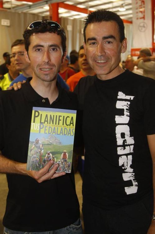 Chema Arguedas, junto al exciclista profesional Joseba Beloki en 2009. 