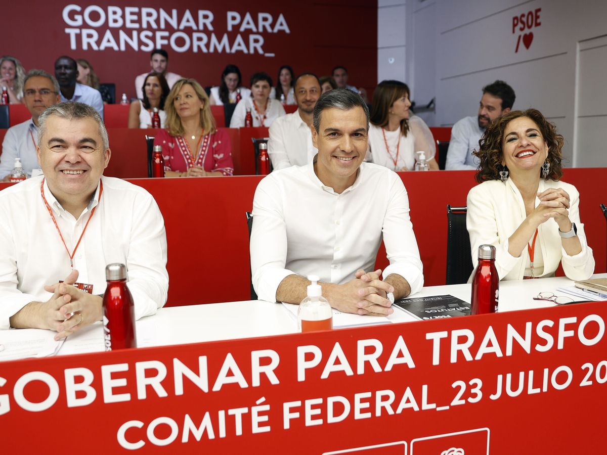 Foto: Santos Cerdán, junto a Pedro Sánchez y María Jesús Montero, en julio.(EFE/Mariscal) 