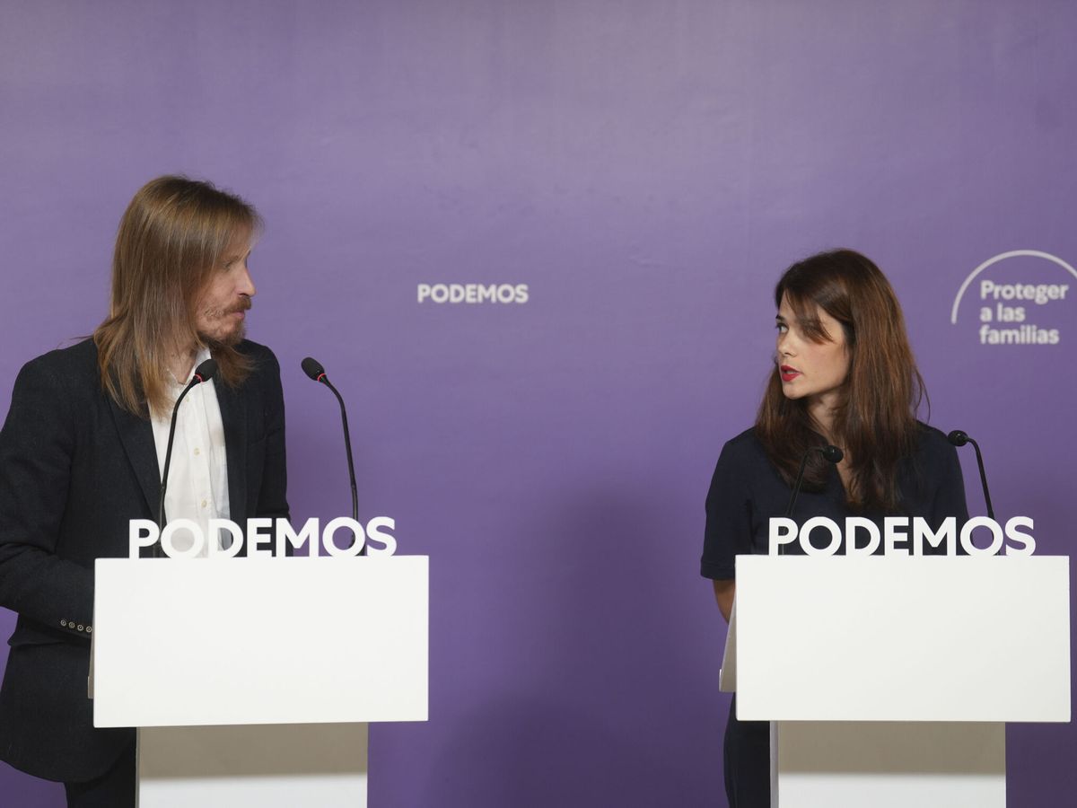 Foto: Los portavoces de Podemos, Pablo Fernández e Isa Serra durante la rueda de prensa de podemos. (EFE/Borja Sánchez Trillo)