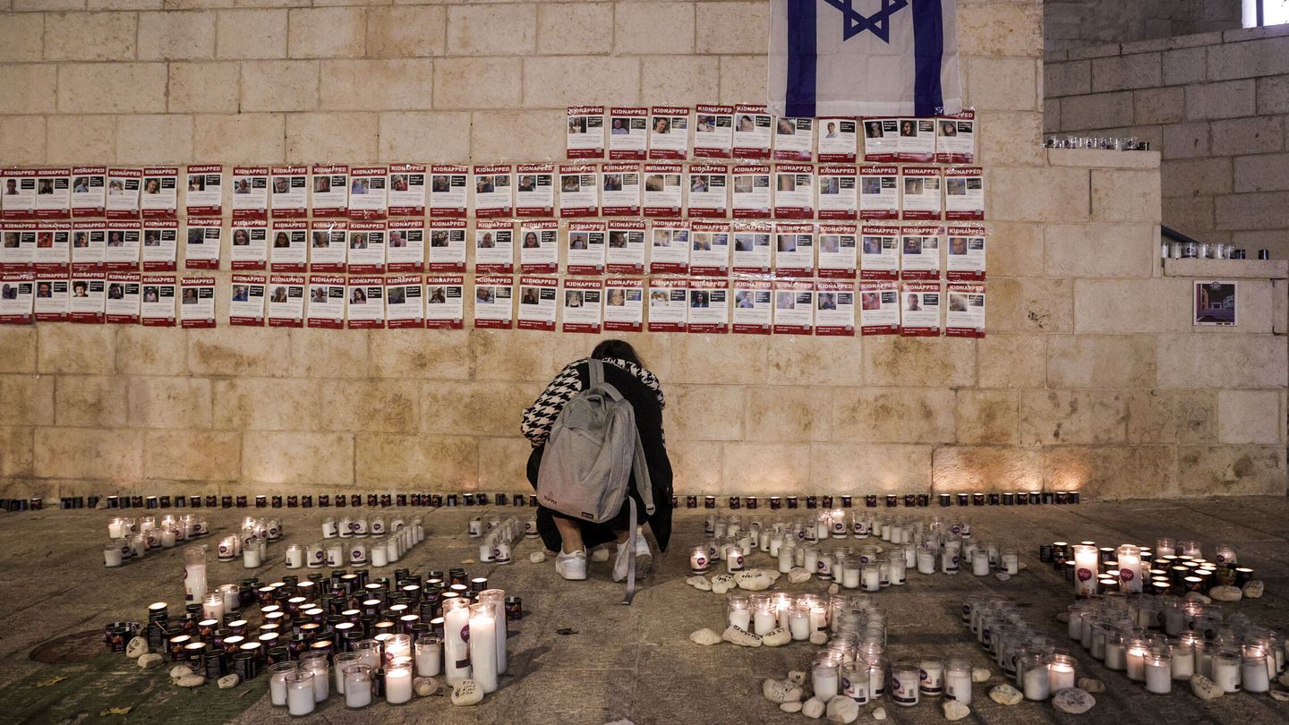 JERUSALÉN (ISRAEL), 06 11 2023. Una joven coloca una vela ante un improvisado memorial en una céntrica plaza de Jerusalén en recuerdo de los 1400 asesinados y 240 secuestrados por Hamas el pasado 7 de octubre. EFE Manuel Bruque 