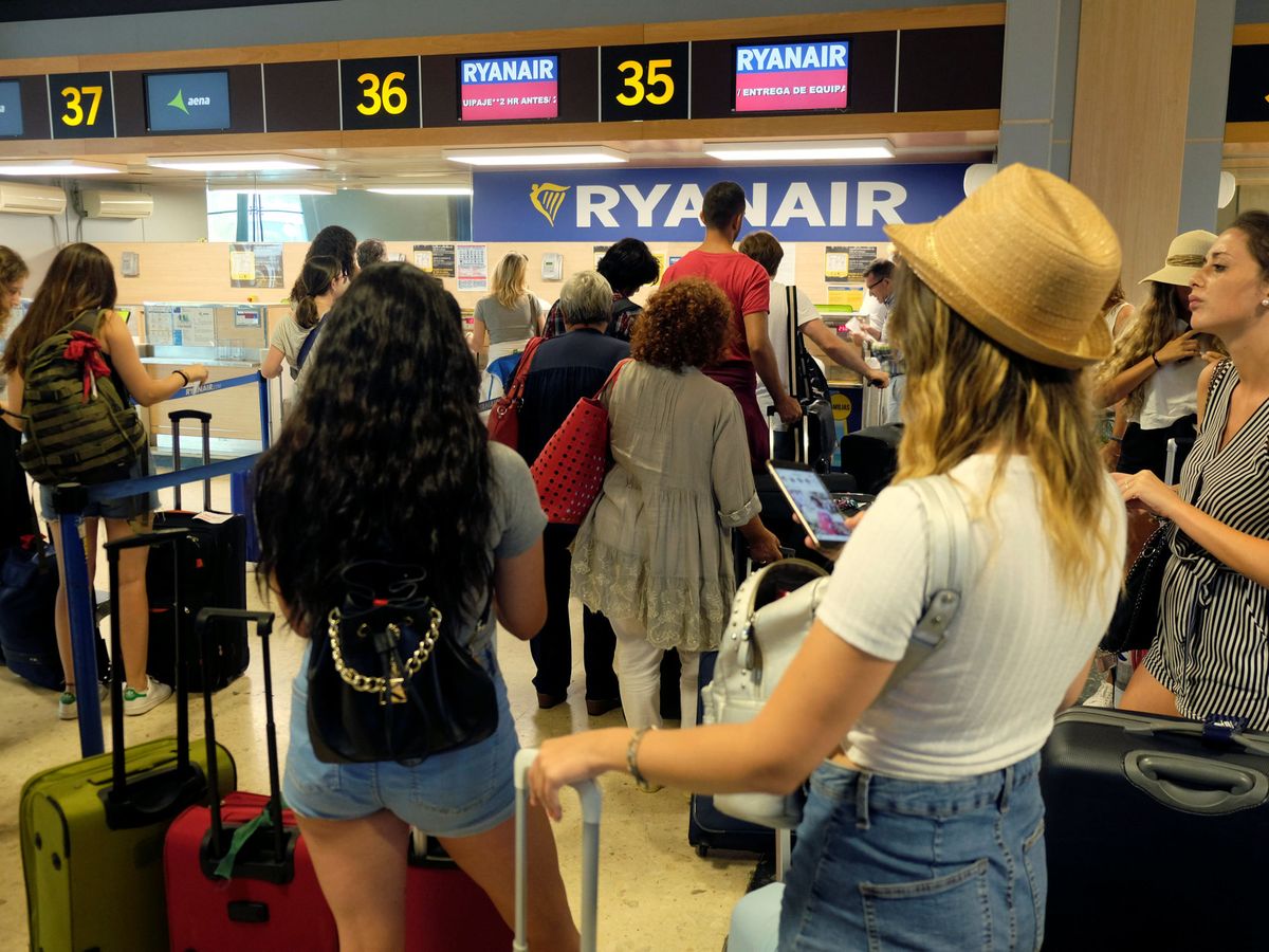Foto: Pasajeros, ante un mostrador de Ryanair en el aeropuerto de Valencia. (Reuters)