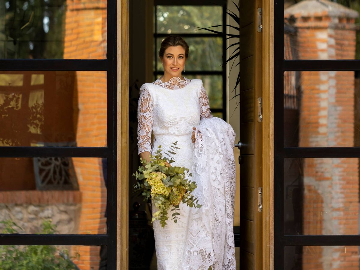 El día de Lucía: boda multitudinaria, vestido de novia reliquia y enclave  industrial