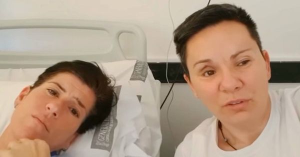 Foto: Raquel Morillas y su novia en el hospital. (Youtube)