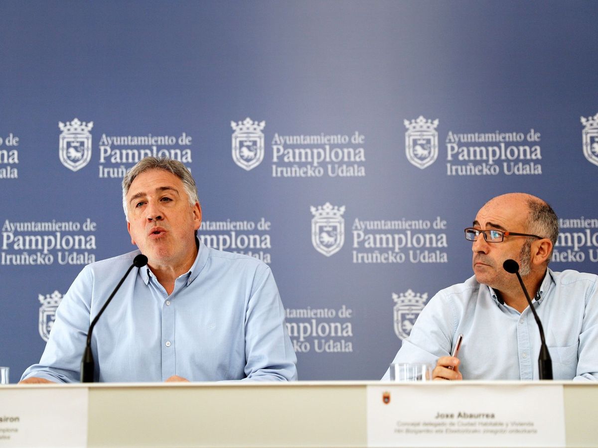 Foto:  El alcalde de Pamplona, Joseba Asiron (i), y el concejal delegado de Ciudad Habitable y Vivienda, Joxe Abaurrea, en una foto de archivo. (EFE)