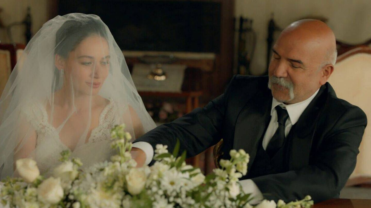 La boda entre Betül (Ilayda Çevik) y Çolak (Altan Gördüm) en 'Tierra amarga' no fue más que una tapadera para que la joven pudiese heredar las ganancias del déspota. (Atresmedia)