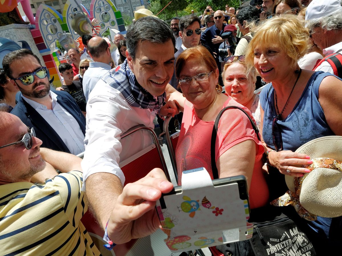 Foto: El presidente en funciones, Pedro Sánchez, se hace un selfi con varios simpatizantes en Alicante. Reuters