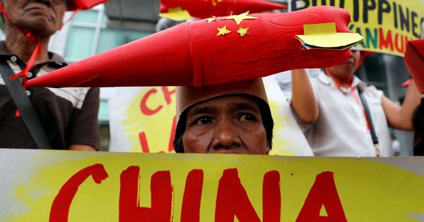 Foto: Manifestantes protestan frente al consulado chino en Manila por las acciones militares en el Mar del Sur de China, en febrero de 2018. (Reuters)
