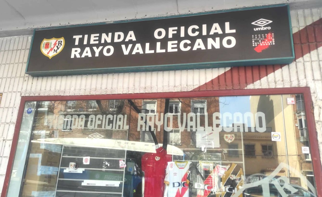 Una imagen de la tienda oficial del Rayo, en el estadio de Vallecas. (L.B.)
