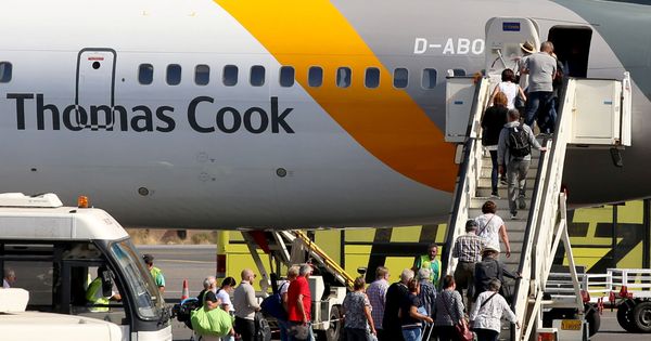 Foto: Pasajeros entran en un avión de Thomas Cook. (Reuters)