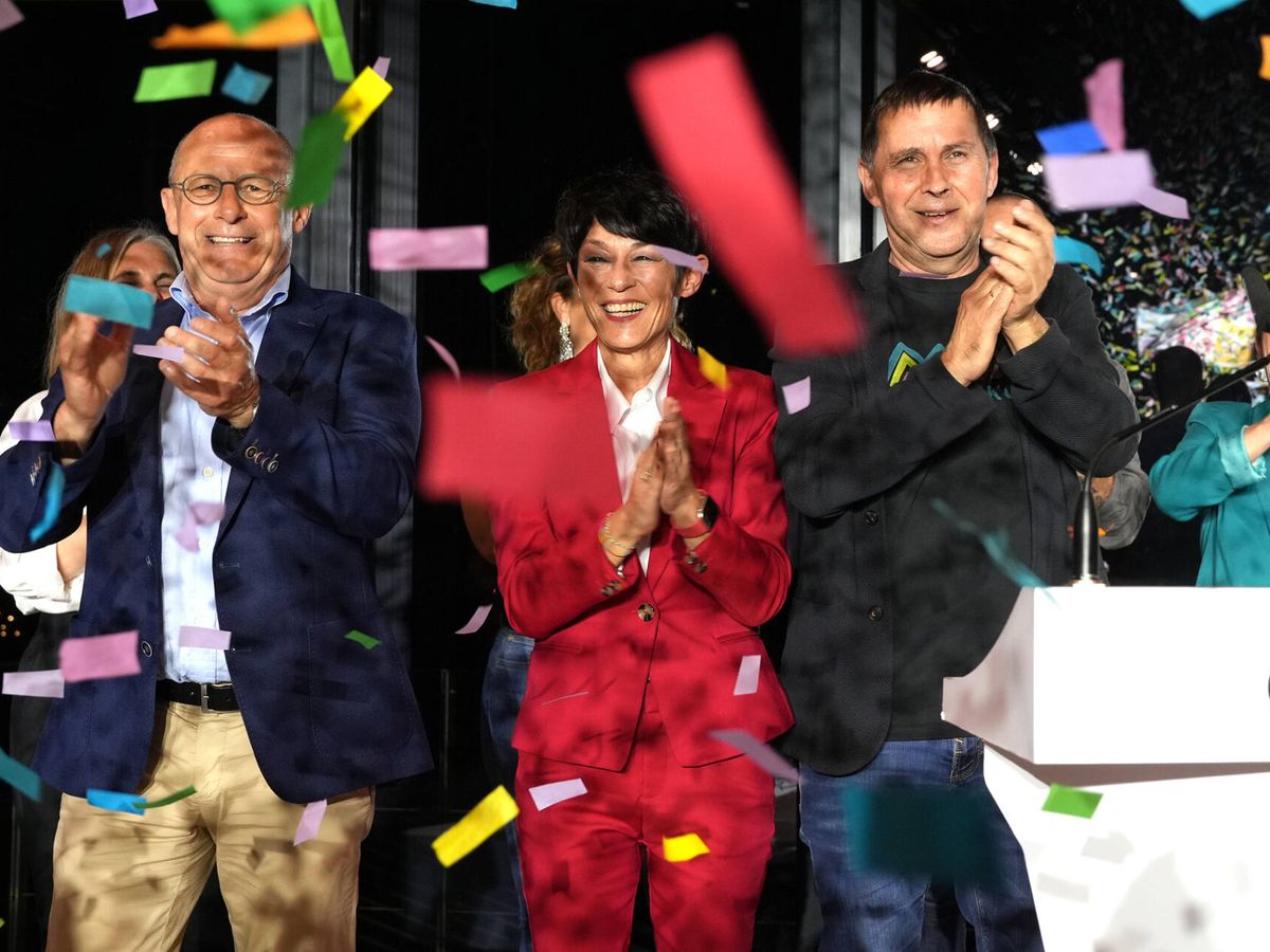 Foto: Juan Karlos Izagirre, Rocio Vitero y Arnaldo Otegi celebran los resultados electorales. (Europa Press/Unanue)