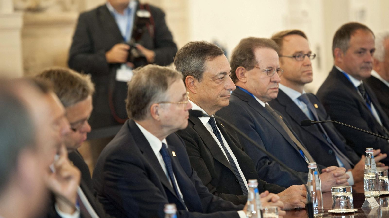 Foto: Imagen de la reunión del Consejo de Gobierno del BCE en Malta, con su presidente, Mario Draghi, en el centro / EFE