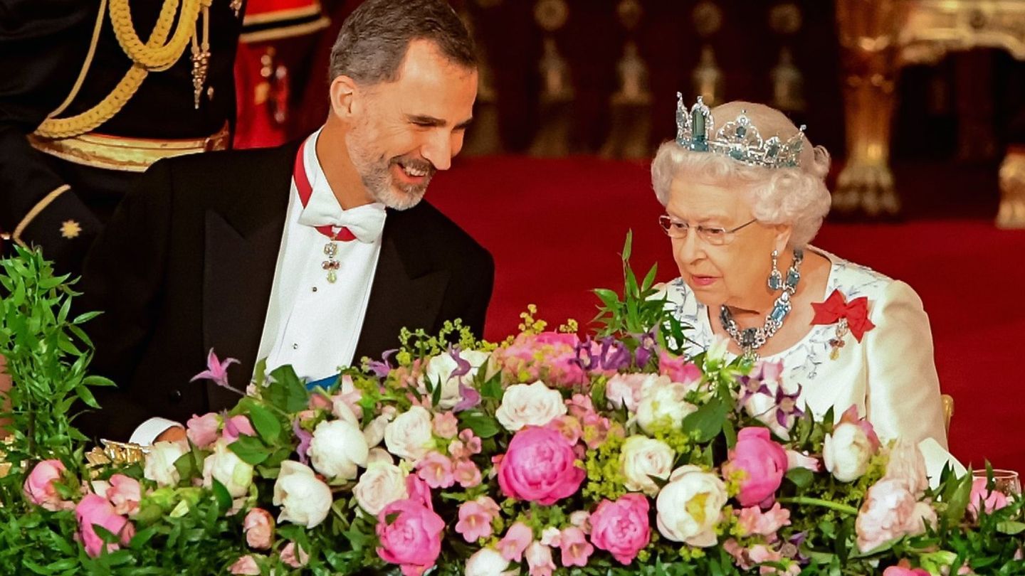 Isabel II conversa con el rey Felipe VI durante una cena oficial. (EFE)