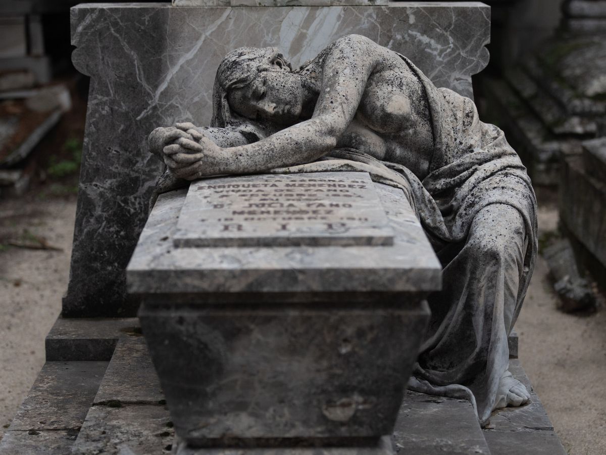 Foto: Una tumba en el cementerio de la Almudena. (Europa Press/Eduardo Parra) 