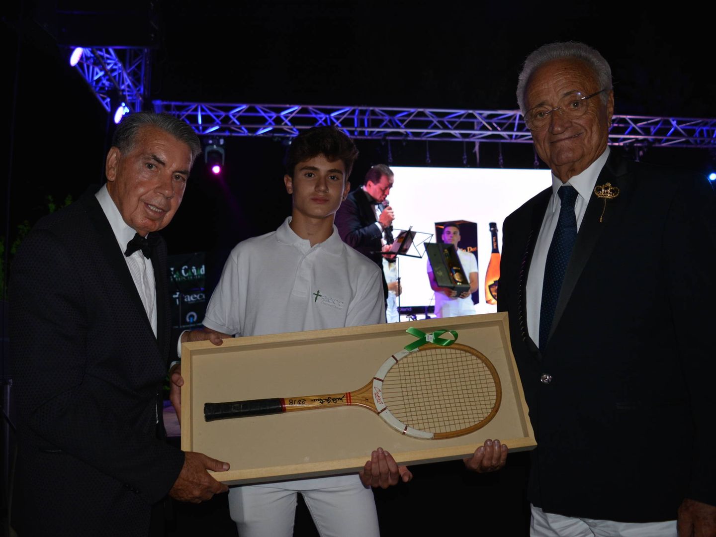 Manolo Santana con la raqueta que sorteó, junto al empresario que adquirió la pieza: José María Ferri, presidente de Visionlab. (Foto: AECC)