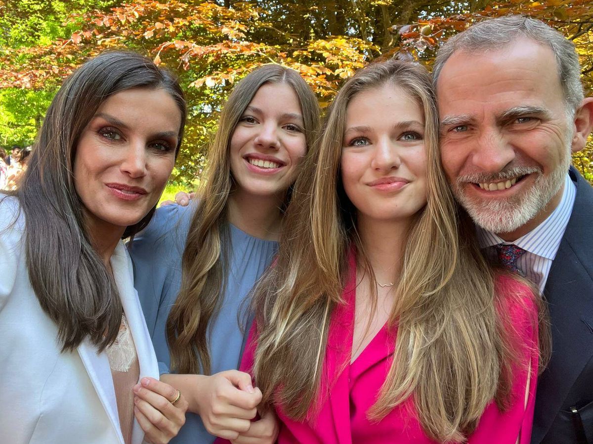 Foto: El selfie de los Reyes y sus hijas en la graduación de Leonor. (Casa Real)