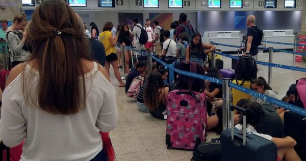 Foto: Afectados por una avería en un avión Marta-Barcelona de Vueling hacen cola, el pasado fin de semana, en el Aeropuerto de Luqa. (EFE)