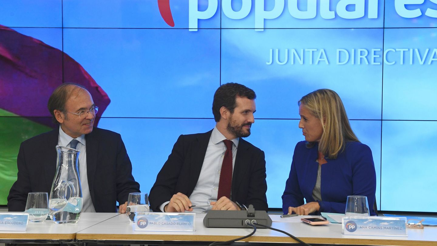Pablo Casado junto a Ana Camins y Pío García Escudero el pasado mes de septiembre de 2019. (EFE)