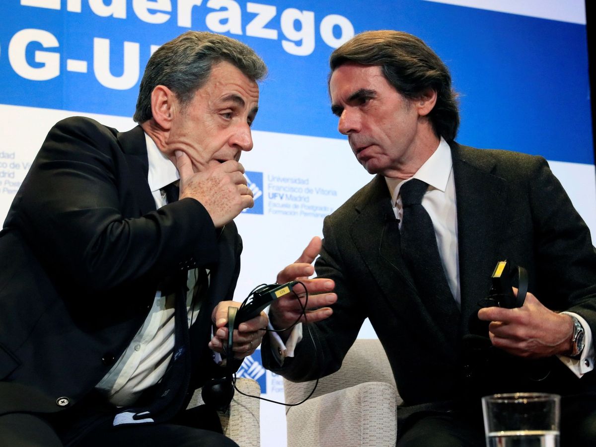 Foto: El expresidente del Gobierno José María Aznar (d) y el exjefe del Ejecutivo francés Nicolás Sarkozy, conversan durante su participación en la conferencia 'Una reflexión sobre Europa'. (EFE)