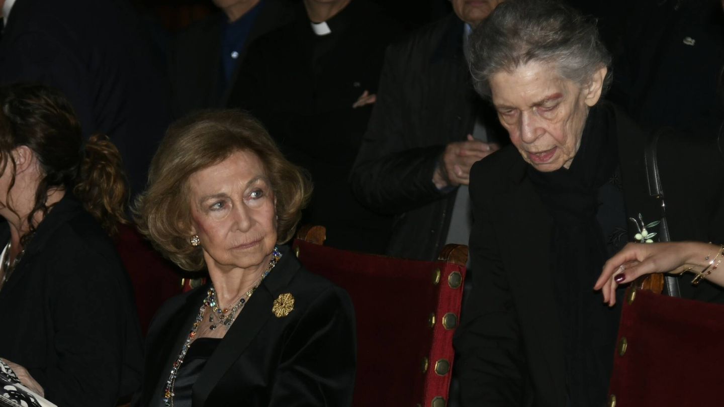 La reina Sofía, junto a su hermana Irene en Mallorca. (Gtres)