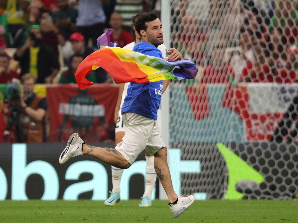 Foto: El jugador italiano Mario Ferri al invadir como espontáneo el terreno de juego durante el Portugal - Uruguay (EFE/EPA/Abir Sultan)