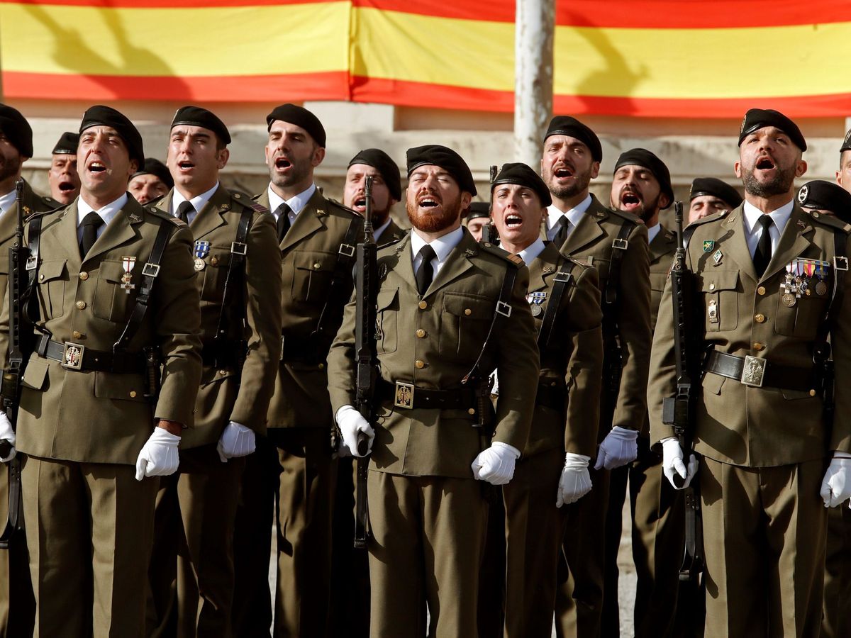 Foto: Miembros del ejército durante la ceremonia militar en honor a su patrona de la Inmaculada, en el cuartel El Bruc de Barcelona en una foto de archivo de 2018. (EFE/Toni Albir)
