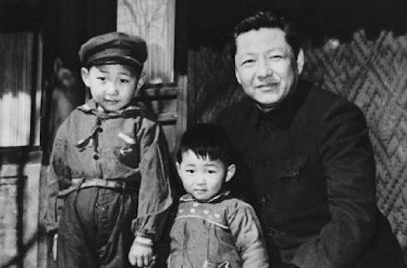 Xi Jinping de niño (izquierda) junto a su hermano y su padre. 