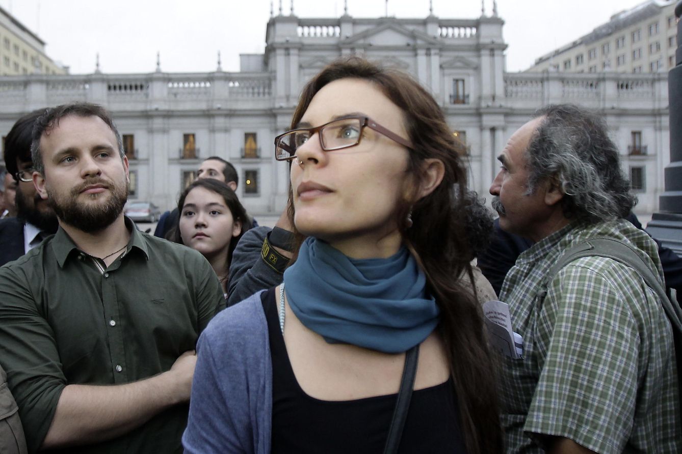 La diputada y exdirigente estudiantil Camila Vallejo durante una protesta para exigir un plebiscito que impulse una nueva Constitución. (EFE)