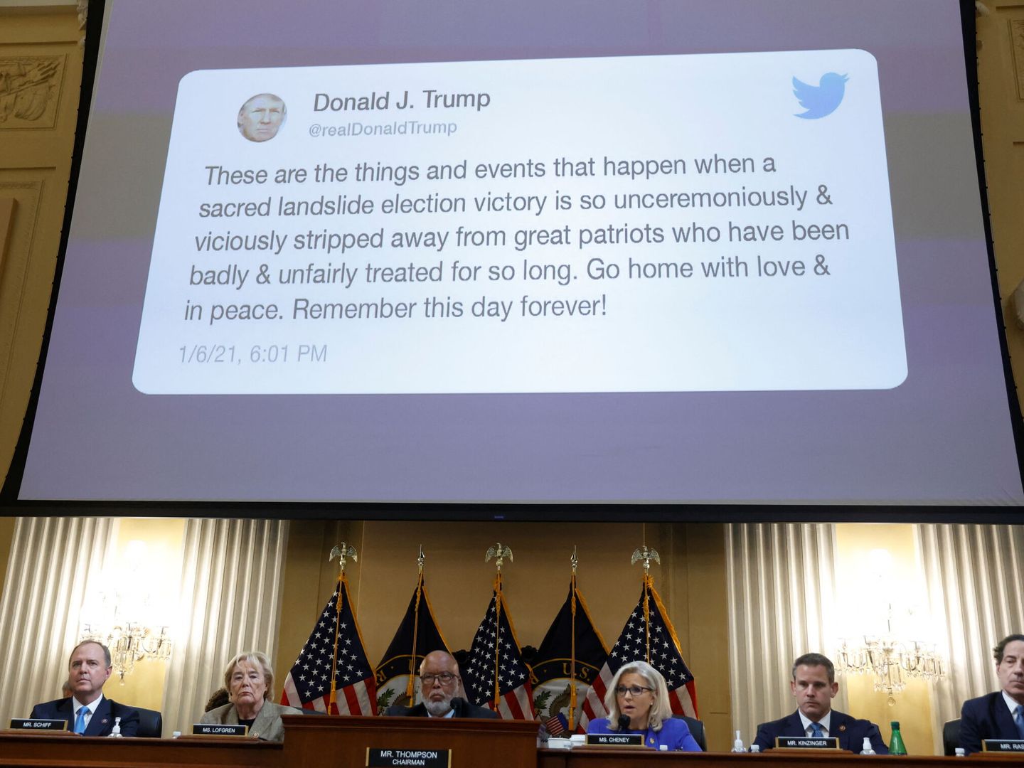 Uno de los tuits durante el asalto al Capitolio que llevaron a la suspensión de la cuenta de Trump (REUTERS)
