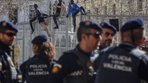Noticia de Valencia salva del fuego en la ‘Cremà’ a los polémicos ninots migrantes de la falla municipal del Ayuntamiento 