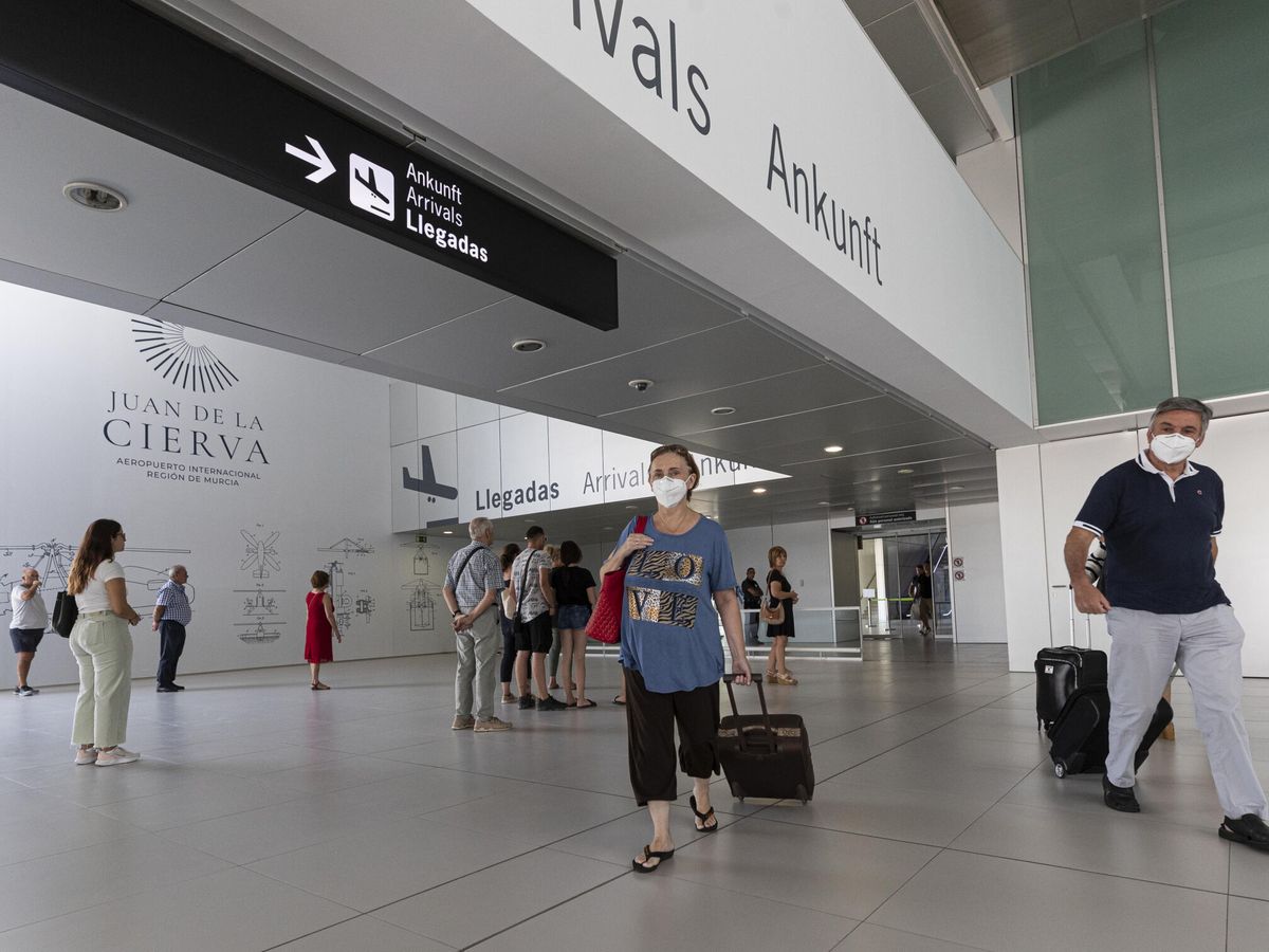 Foto: Viajeros acceden al Aeropuerto Internacional de la Región de Murcia-Juan de la Cierva.