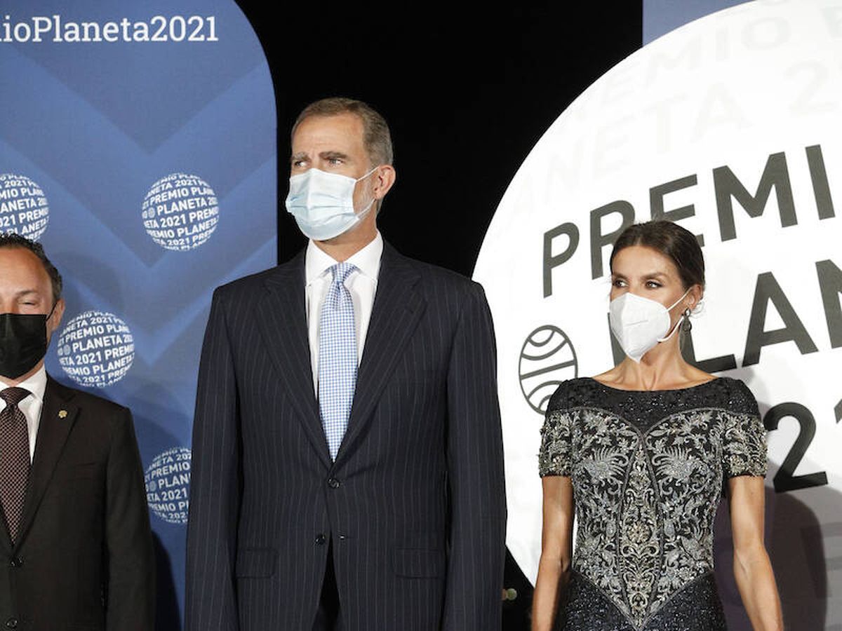 Foto: Los reyes Felipe y Letizia en la entrada de los Premios Planeta de este viernes por la noche.(LP)