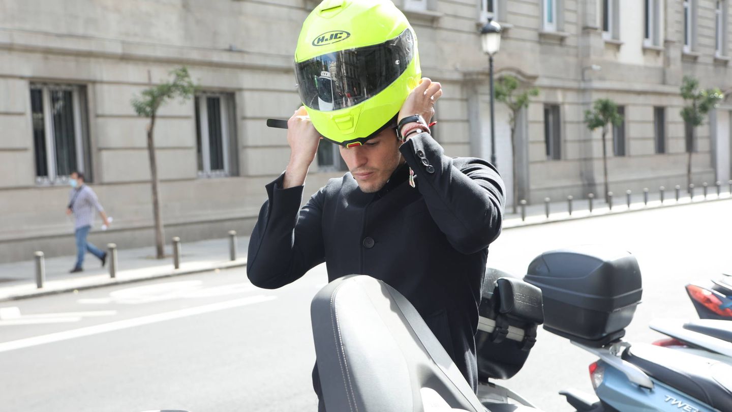 Iñigo se marchó a trabajar, como cada día, en su moto. (Foto José Martín)