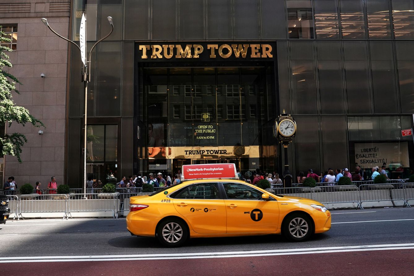 Vista de la entrada de la Torre Trump en Nueva York. (Reuters)